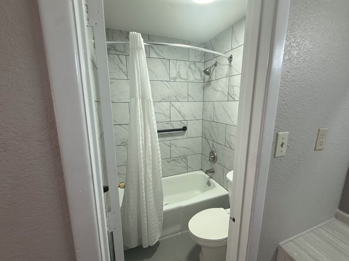 Bathroom 4, Red Roof Inn Shamrock, Wheeler