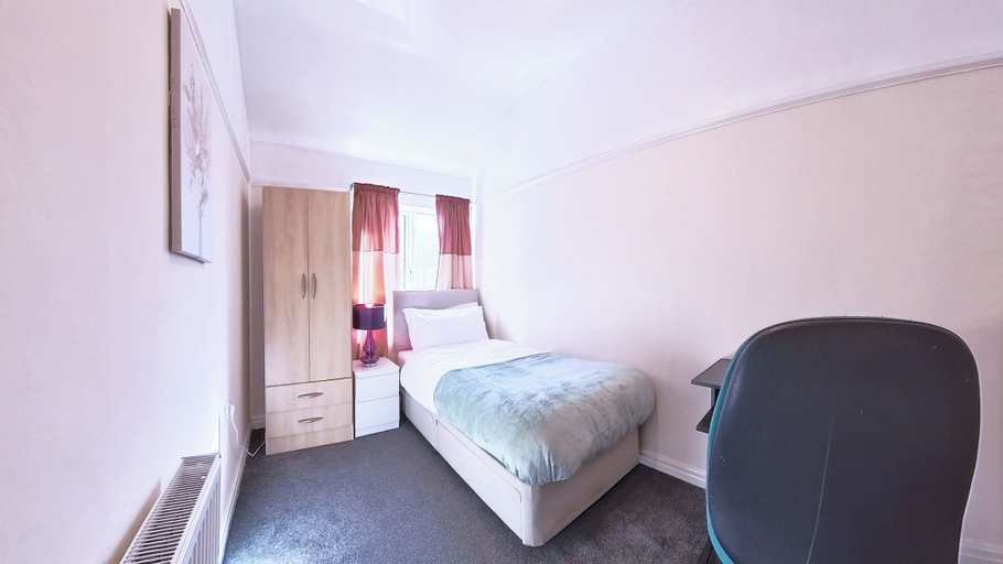 Room 2, Newcastle Dream Home With 4 Bedrooms and Parking, Newcastle upon Tyne