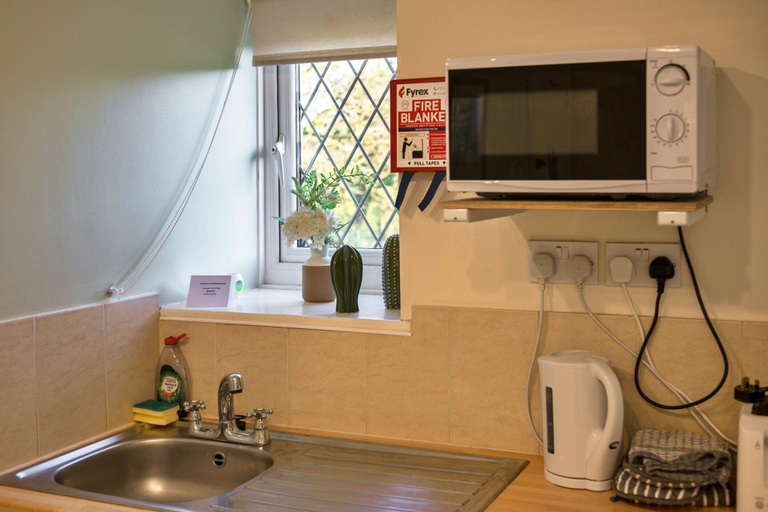 Private kitchen 5, Scenic Hot Tub Cottage for 2, Devon