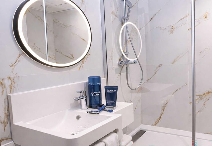 Bathroom 4, B&B HOTEL Nîmes Ville Active, Gard