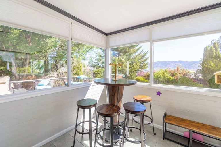 Room 4, Modern Getaway for 11- Hot Tub, Games, Gym, Washoe