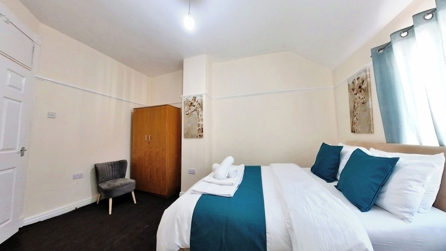 Room 3, Newcastle Dream Home With 4 Bedrooms and Parking, Newcastle upon Tyne