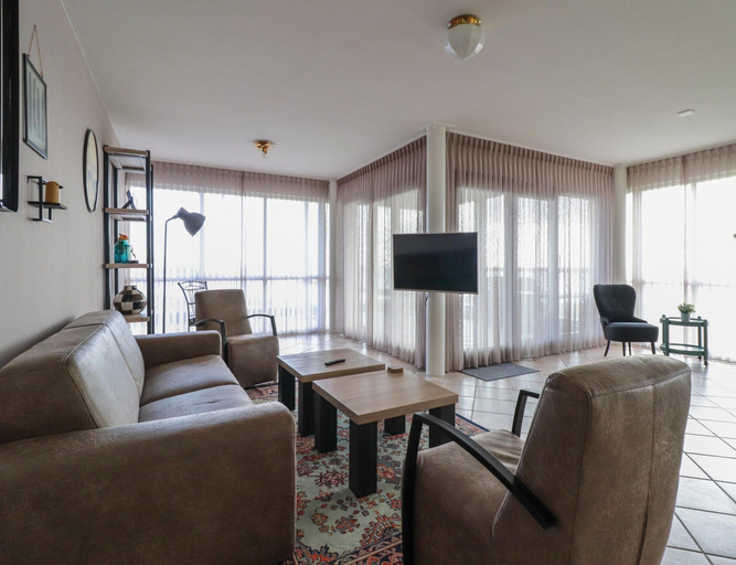 Living room 2, Lakeview Suite With Whirlpool in Makkum, Wûnseradiel
