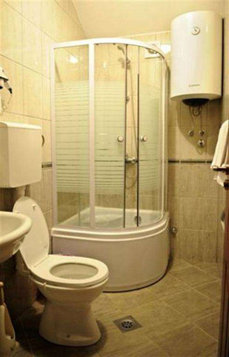 Bathroom 3, Evropa