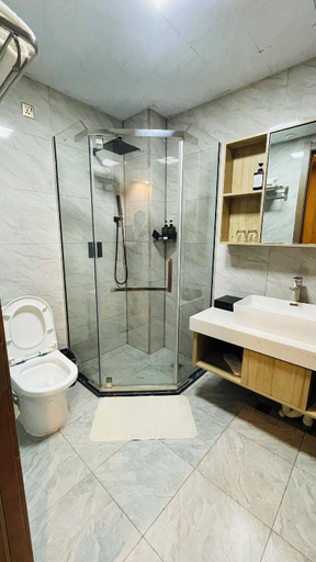 Bathroom 3, G.C ROYAL HOTEL, Accra
