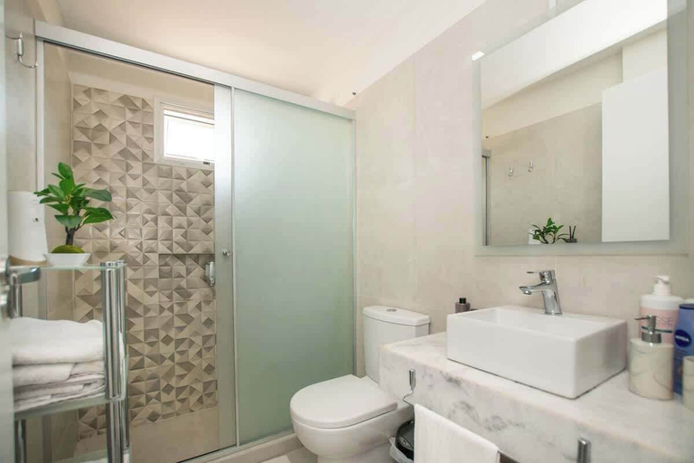 Bathroom 3, Corporate Stays Marlin, Luque