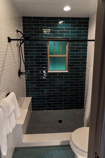 Bathroom 4, Shamrock Court Motel, Crawford
