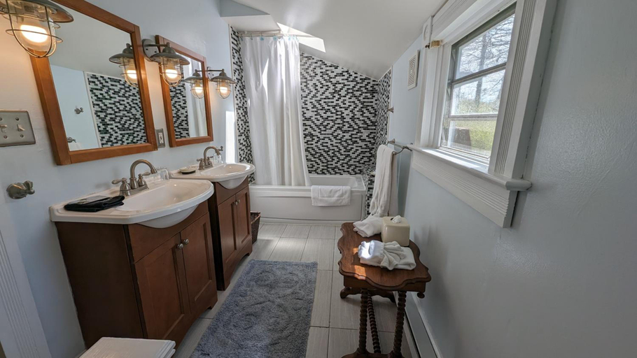 Bathroom 3, Garden and the Sea B&B Inn, Accomack