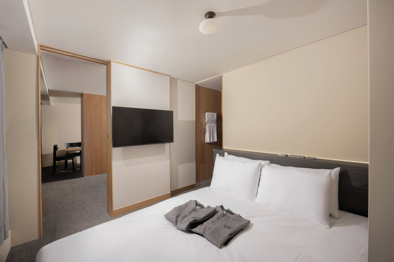 Room 5, Hotel TOV