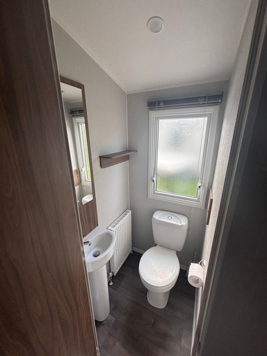 Bathroom 3, Cabin Sleeps 8 - Free Parking, Patio, Pool, Poole