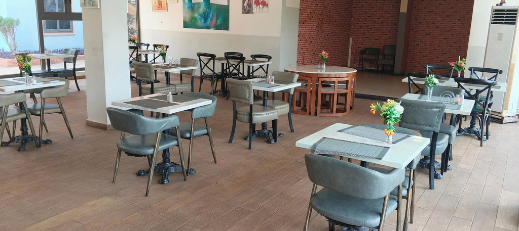 Dining 2, Peach City Hotel, Tema