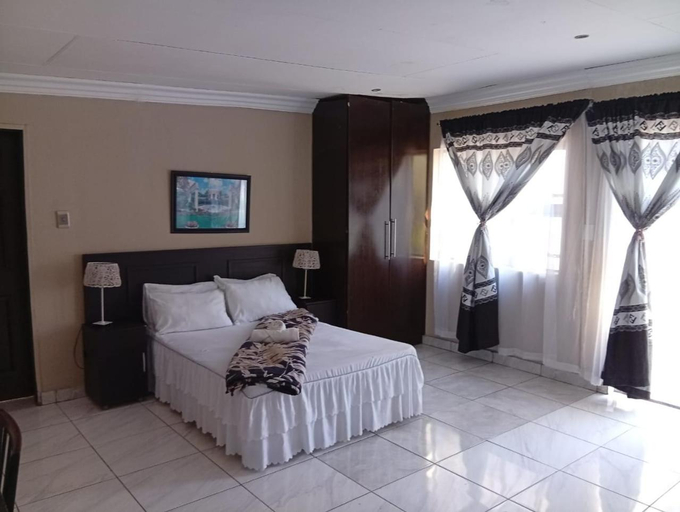 Bedroom 2, Jomus guest house, Lejweleputswa