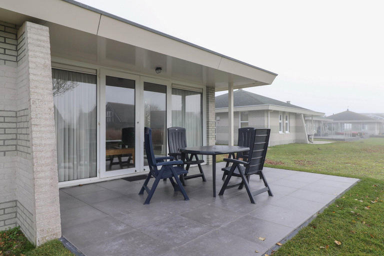 Balcony 4, Elegant Waterfront Bungalow With Jetty, Wûnseradiel