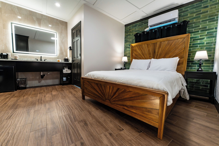 Room 5, Shamrock Court Motel, Crawford