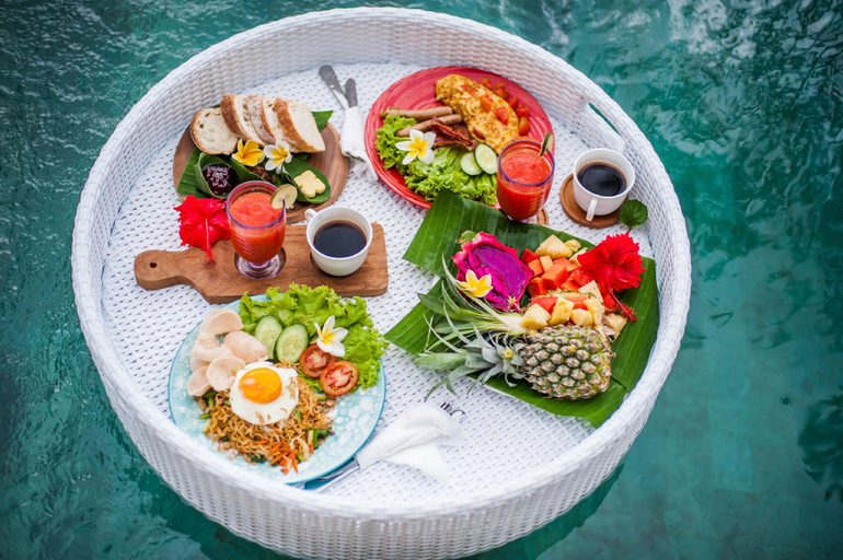 Food & Drinks 5, Float in the Pool of a Magnificent Villa, Gianyar