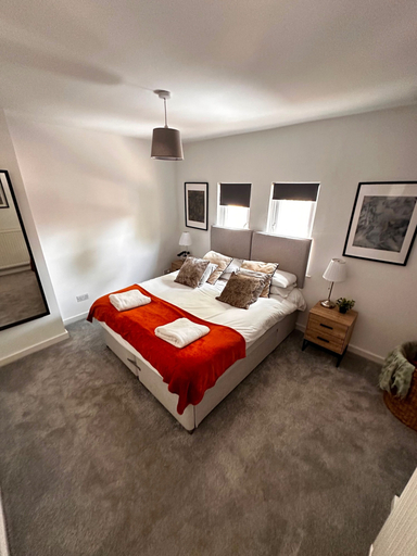 Room 3, House Sleeps 4 with Patio, Warwickshire