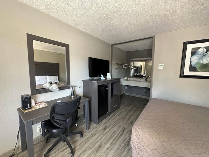 Others 5, Executive Inn, Henry