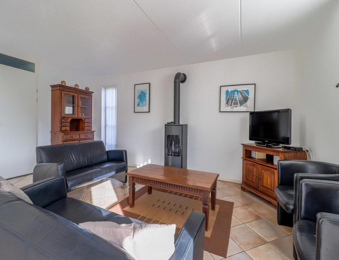 Living room 2, Makkum Villa With Whirlpool for 6, Wûnseradiel