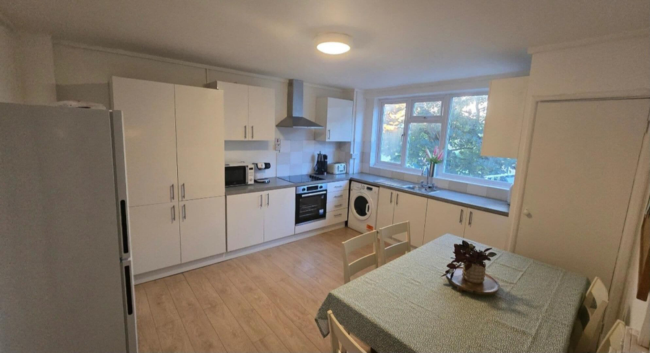 Private kitchen 5, House Sleeps 8 With Balcony, London