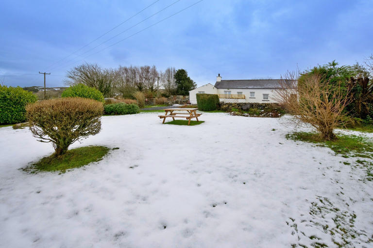 Garden 5, Scenic Snowdonia Border Cottage for 4, Gwynedd
