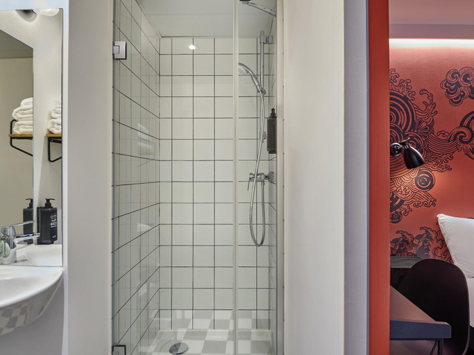 Bathroom 5, ibis Styles Paris Gare de l'Est Magenta, Paris