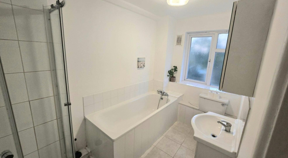Bathroom 4, House Sleeps 8 With Balcony, London
