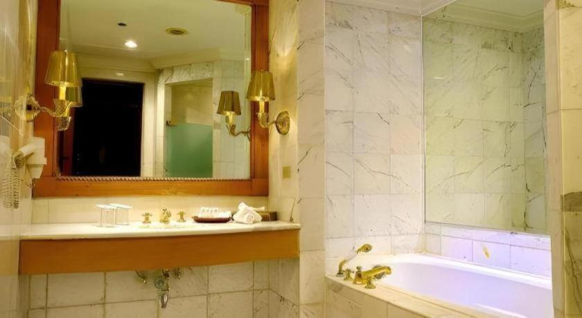 Bathroom 4, Subic Bay Yacht Club, Olongapo City