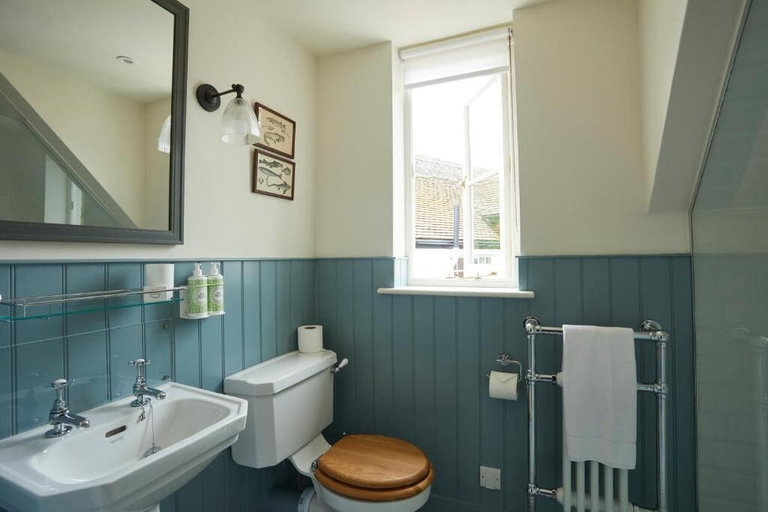 Bathroom 5, Crown and Anchor Ham, Wiltshire