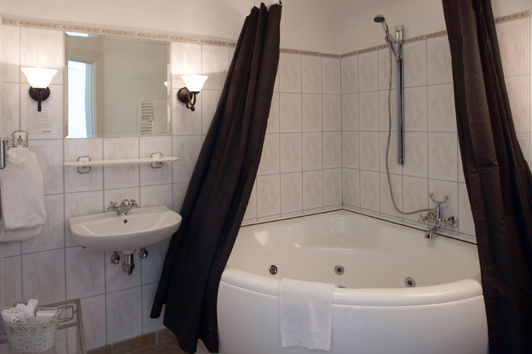 Bathroom 4, Tyrstrup Kro, Kolding