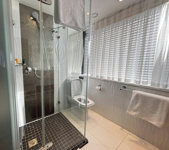 Bathroom 4, ONOMO Hotel Waterfront, City of Cape Town