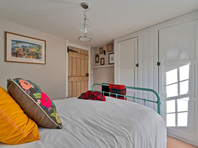 Room 4, Historic Wiltshire Garden Cottage, Wiltshire