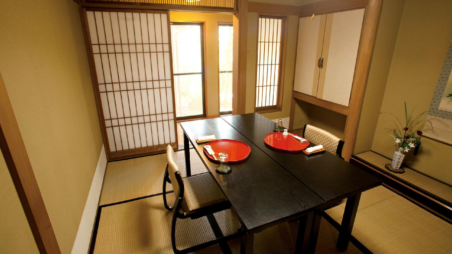 Others, Ryokan Ichikawa, Ena