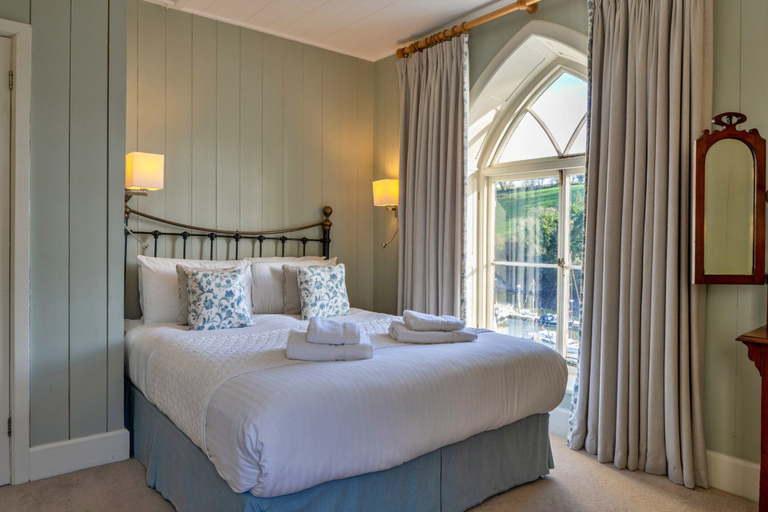 Room 5, Riverside Cottage With Terrace, Cornwall
