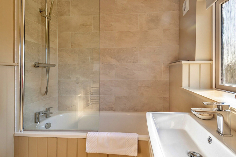 Bathroom 2, Unique Norfolk Windmill Retreat for 8, Norfolk