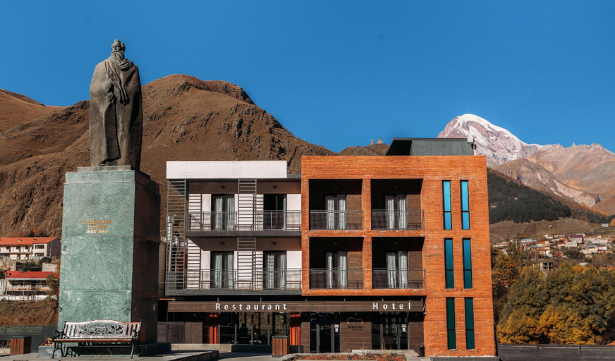 Exterior & Views