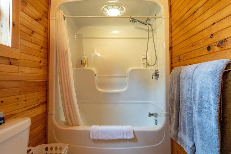 Bathroom 3, Avonlea Forest Hill Cottages, Queens