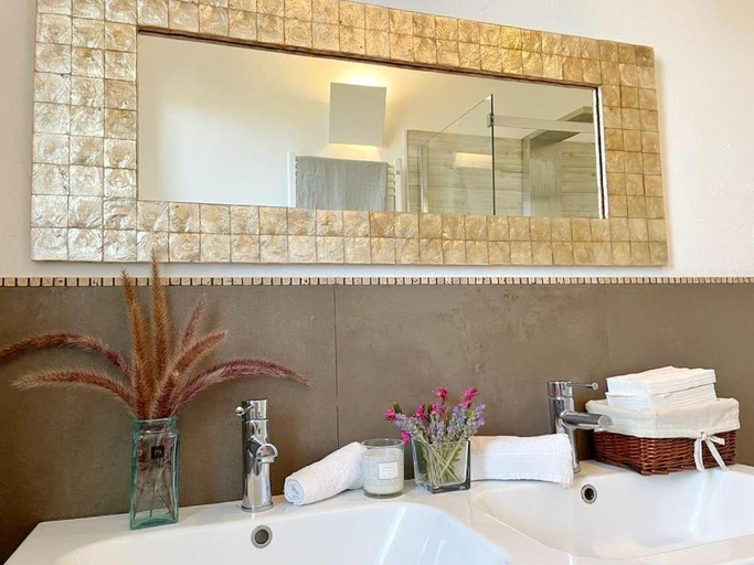 Bathroom 3, Is Cheas wine farm boutique hotel, Oristano