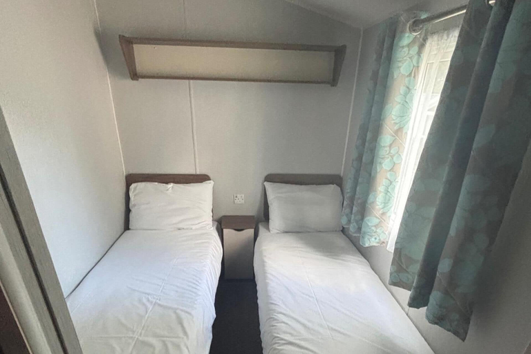 Room 5, Cabin Sleeps 8 - Free Parking, Patio, Pool, Poole