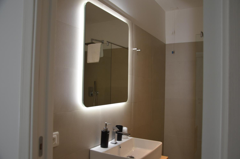 Bathroom 4, Hotel Venere, Salerno