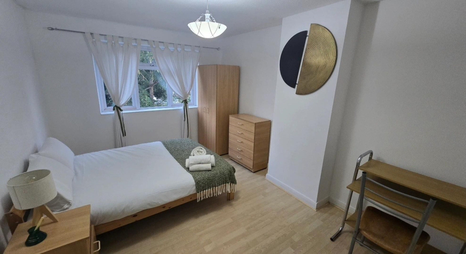 Room 3, House Sleeps 8 With Balcony, London