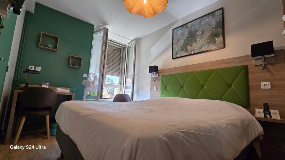 Bedroom 2, Logis Hotel Au Croissant, Indre