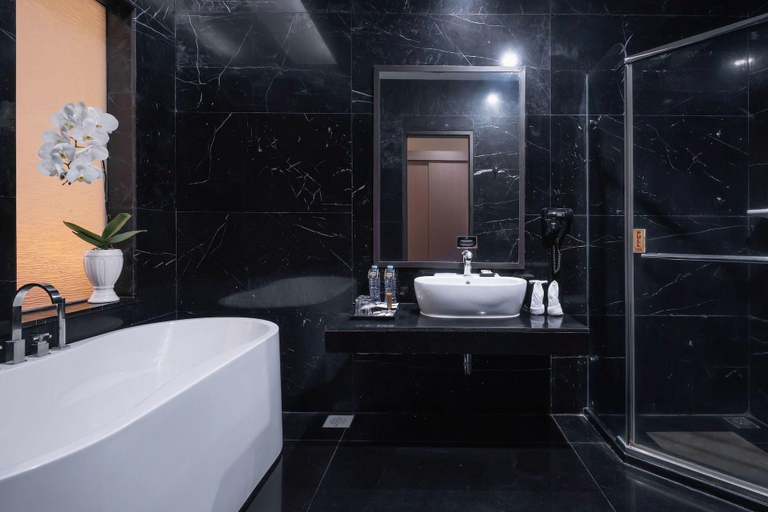 Bathroom 5, Merlynn Park Hotel, Central Jakarta