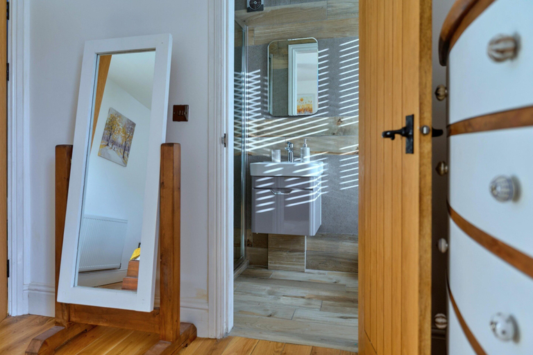 Bathroom 4, Beach Cottage With Hut for 9, Gwynedd