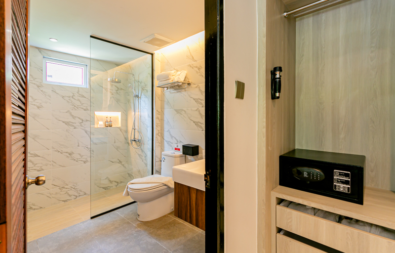 Bathroom 4, Tonsai Bay Resort, Mueang Krabi