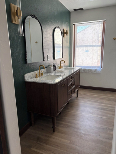 Bathroom 2, The Historic Tomahawk, Sweetwater