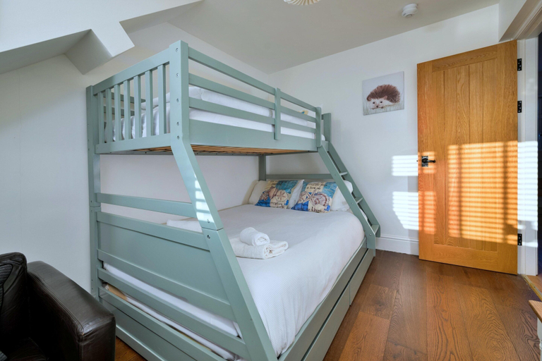 Room 5, Beach Cottage With Hut for 9, Gwynedd