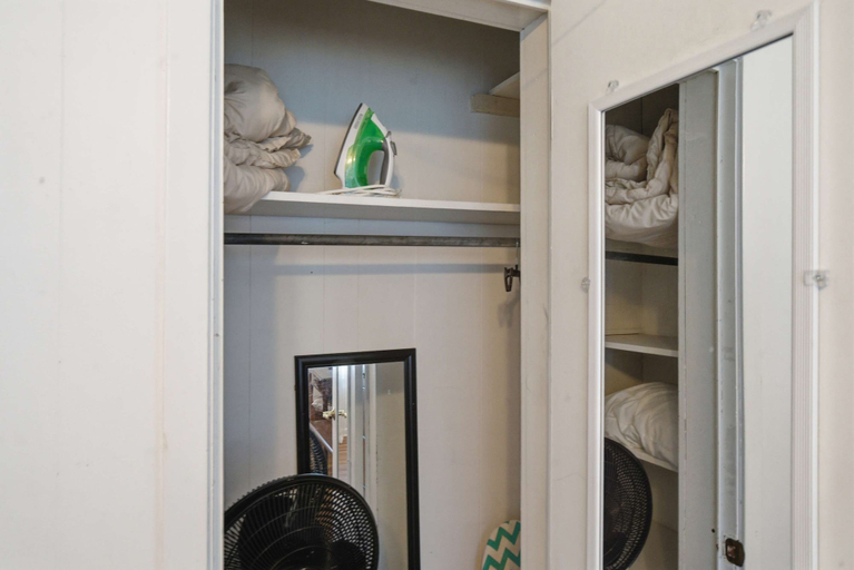 Room 5, Spacious 2BR Perfect for Work Crews or Families, Lafayette