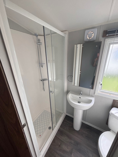 Bathroom 2, Cabin Sleeps 8 - Free Parking, Patio, Pool, Poole