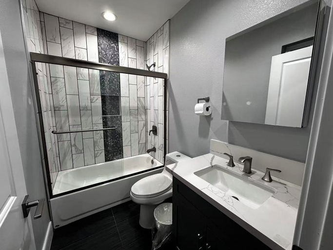 Bathroom 5, 23rd homestay, Los Angeles