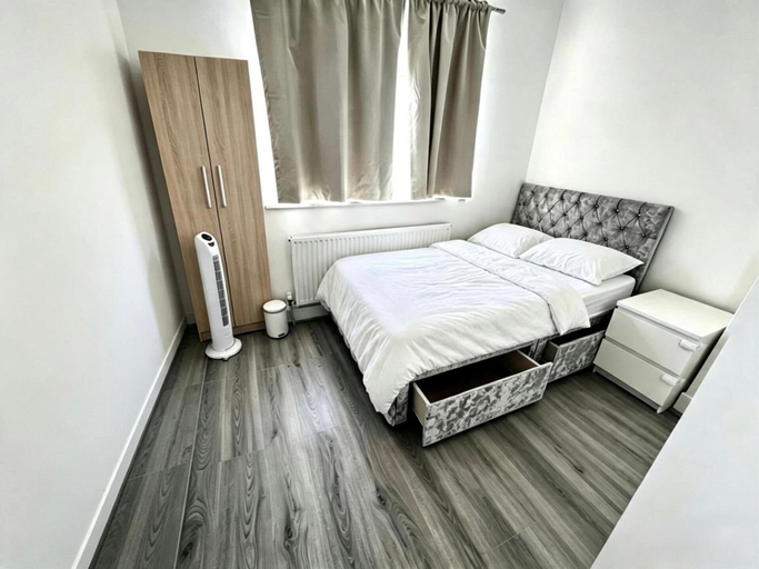 Room 5, Romford 4-bed Home, Sleeps 7 With Garden & Parking, London